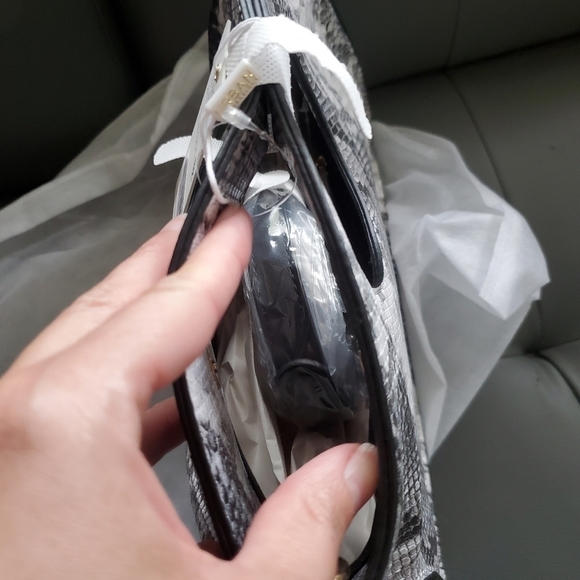 Snake embossed faux leather shell Crossbody Bag - Picture 5 of 8